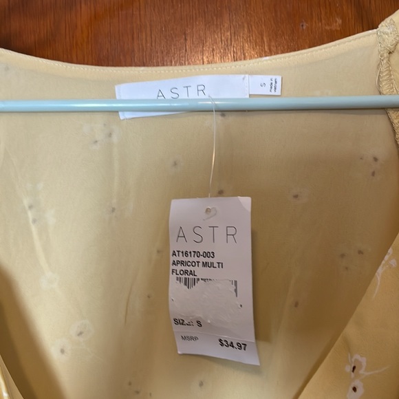 Pretty springtime blouse! - Picture 3 of 3